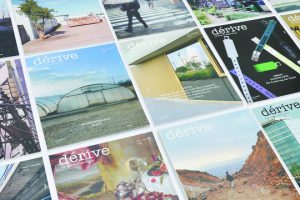 mehrere Hefte auf denen 