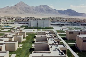 eine Gebäudesiedlung mit Bergen im Hintergrund