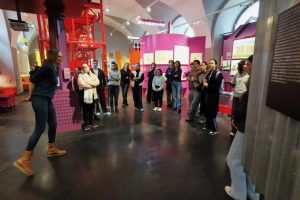 © Az W eine Gruppe von jungen Menschen steht in einem Raum mit pinken und roten Elementen