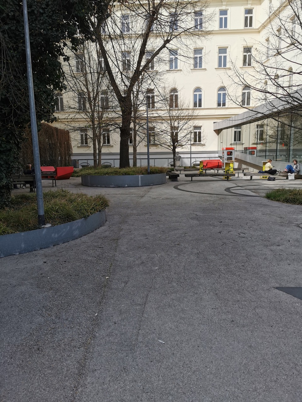 Innenhof mit runden Flächen wo Bäume drin stehen