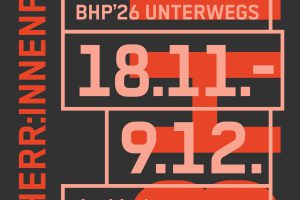 dunkler Hintergrund mit roter und hellroter Schrift darüber, z.b. steht Bauherr*innenpreis dort